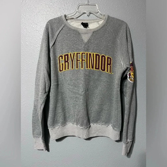NWOT Universal Studios Harry Potter GRYFFINDOR Stitched Letter Sweatshirt Sz MED - Picture 1 of 8